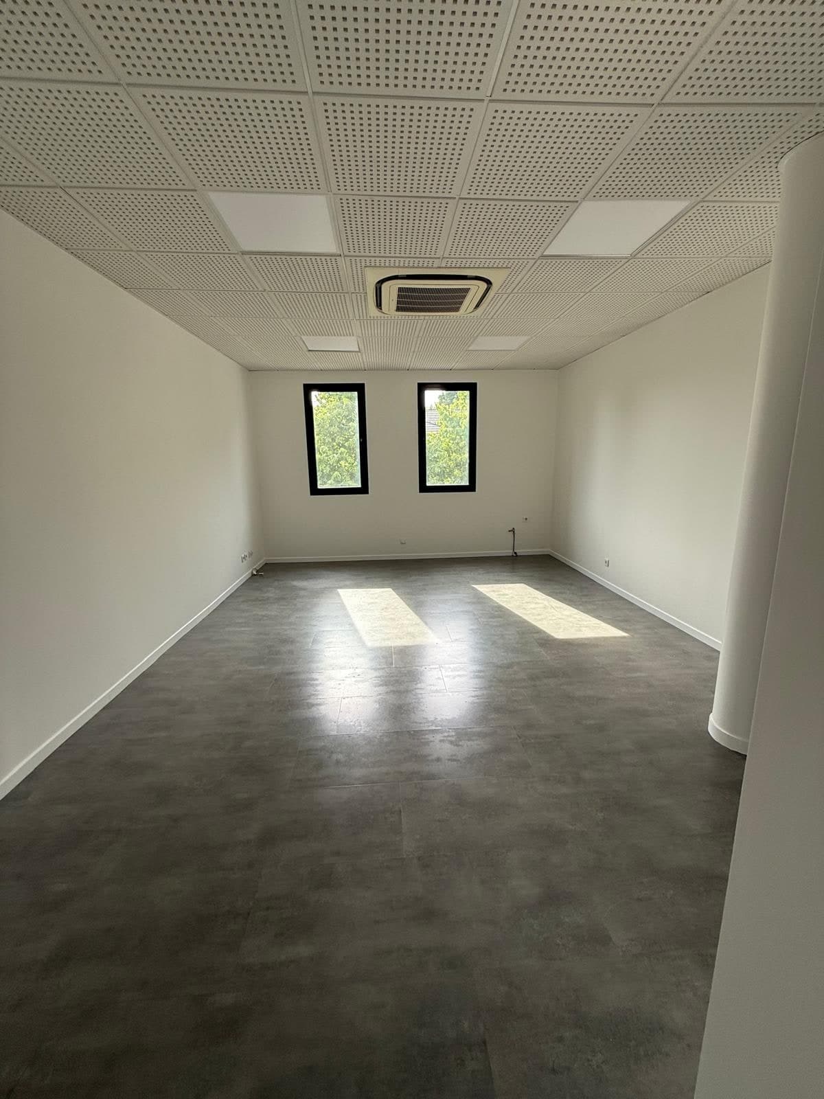 Location local à Bailly-Romainvilliers — 1 000 €