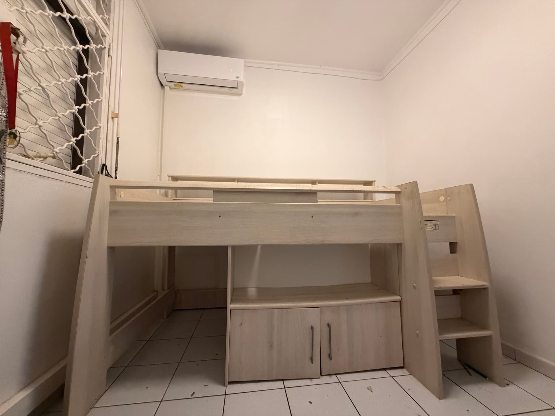 Lit mezzanine enfant/ado avec bureau, rangements et étagères – bon état à remire-montjoly — 100 €