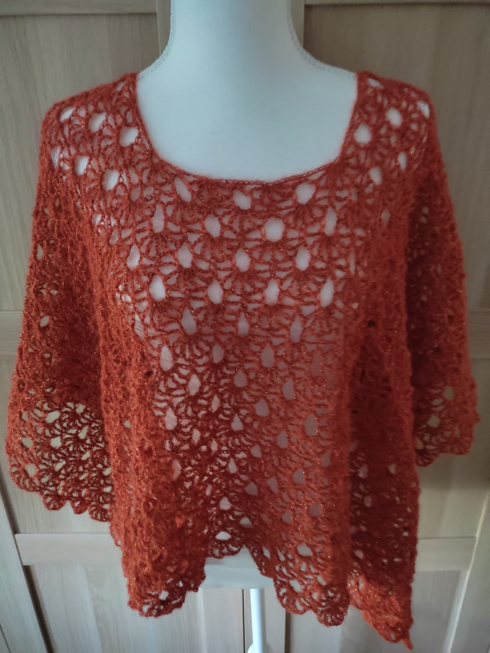 poncho au crochet à vaudreching — 22 €
