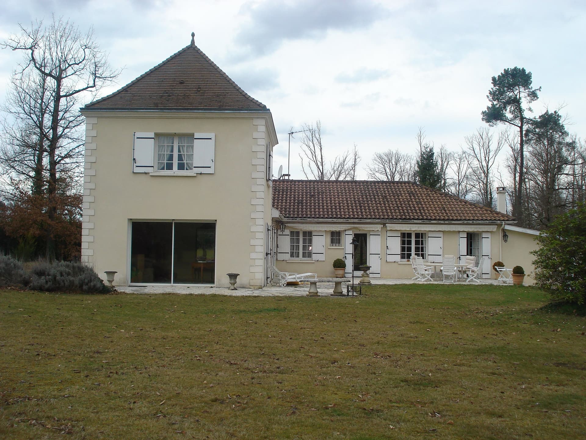 RARE PROPRIÉTÉ DE CARACTERE AVEC PARC ARBORÉ  ET TERRAIN CONSTRUCTIBLE JUSQU’A 10 LOTS AU PORTE DE PERIGUEUX à 24000 — 650 000 €