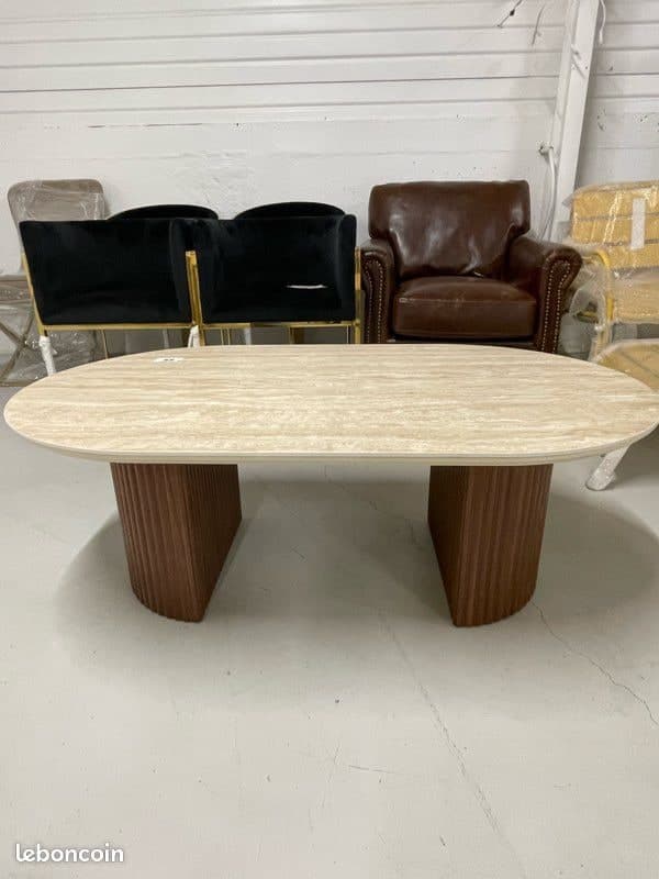 Table basse effet travertin avec pieds cannelés effet noyer à 75018 — 250 €