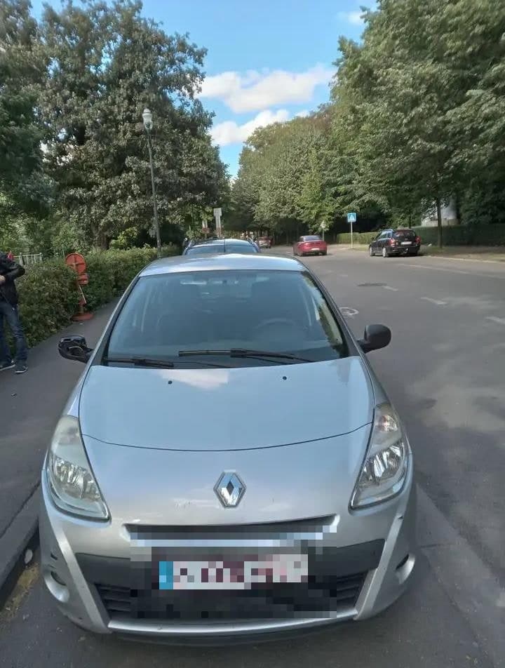 Renault Clio à 75001 — 700 €