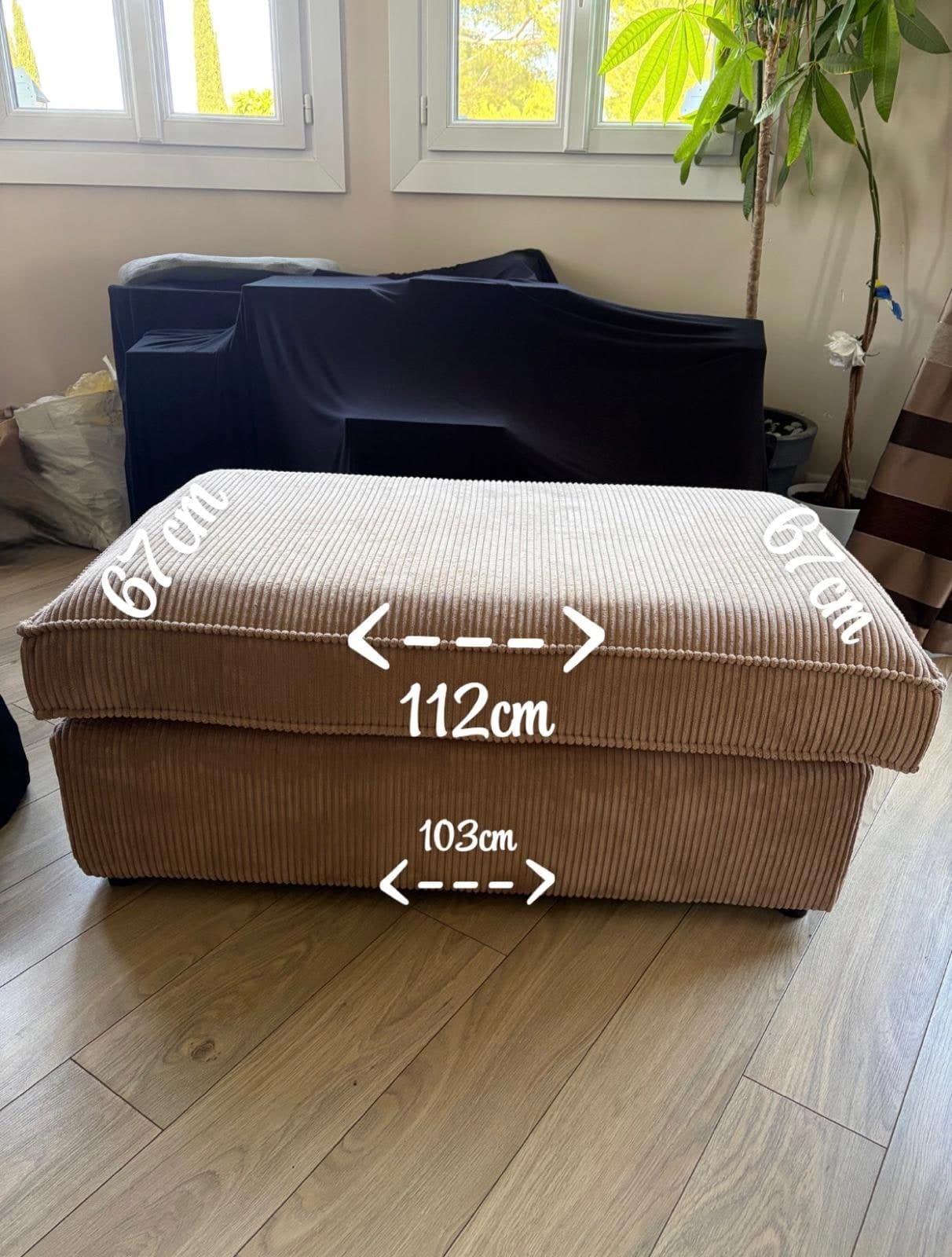 Bout de canapé en velours côtelé beige à Antibes — 180 €