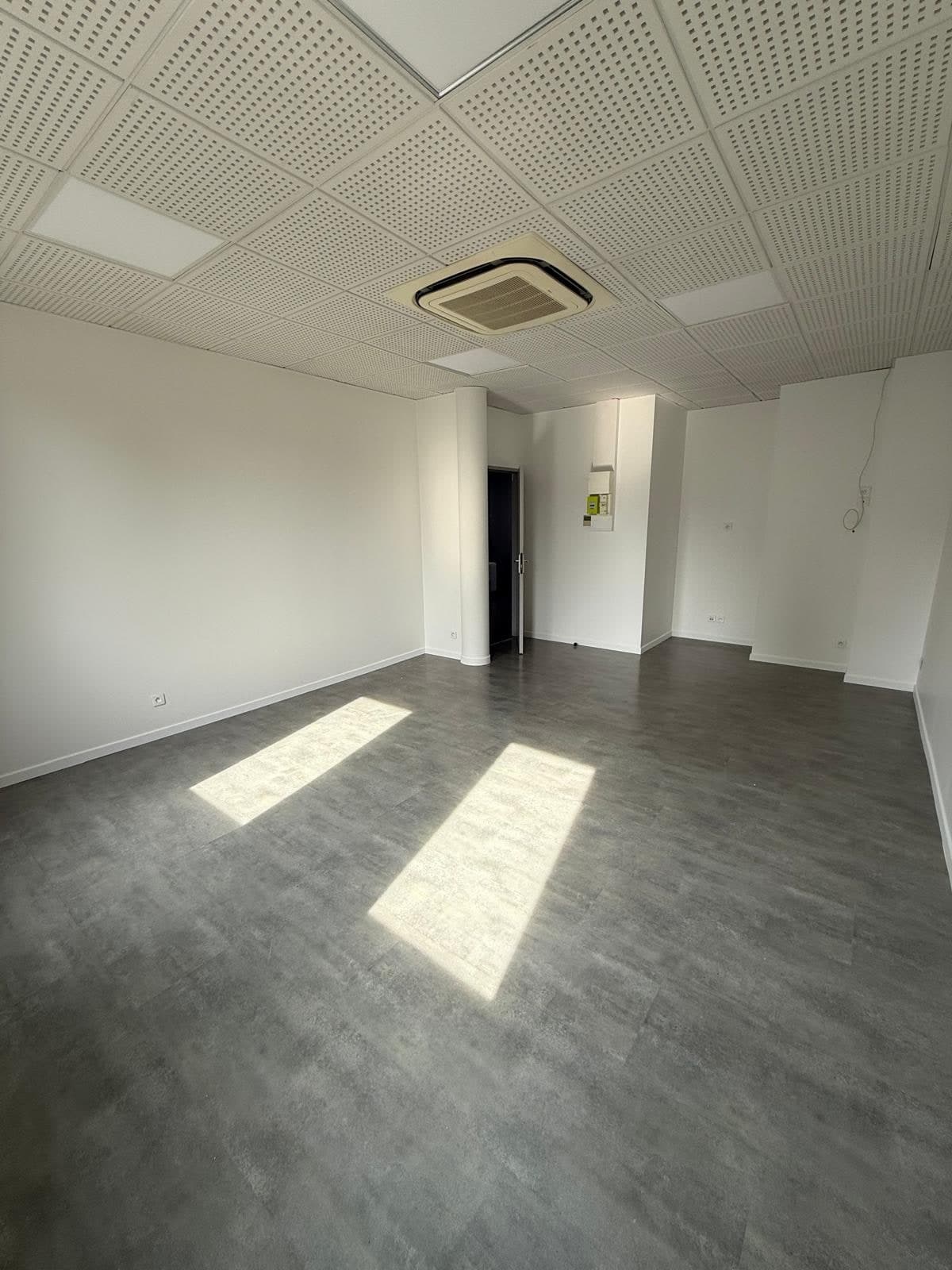 Location local à Bailly-Romainvilliers — 1 000 €