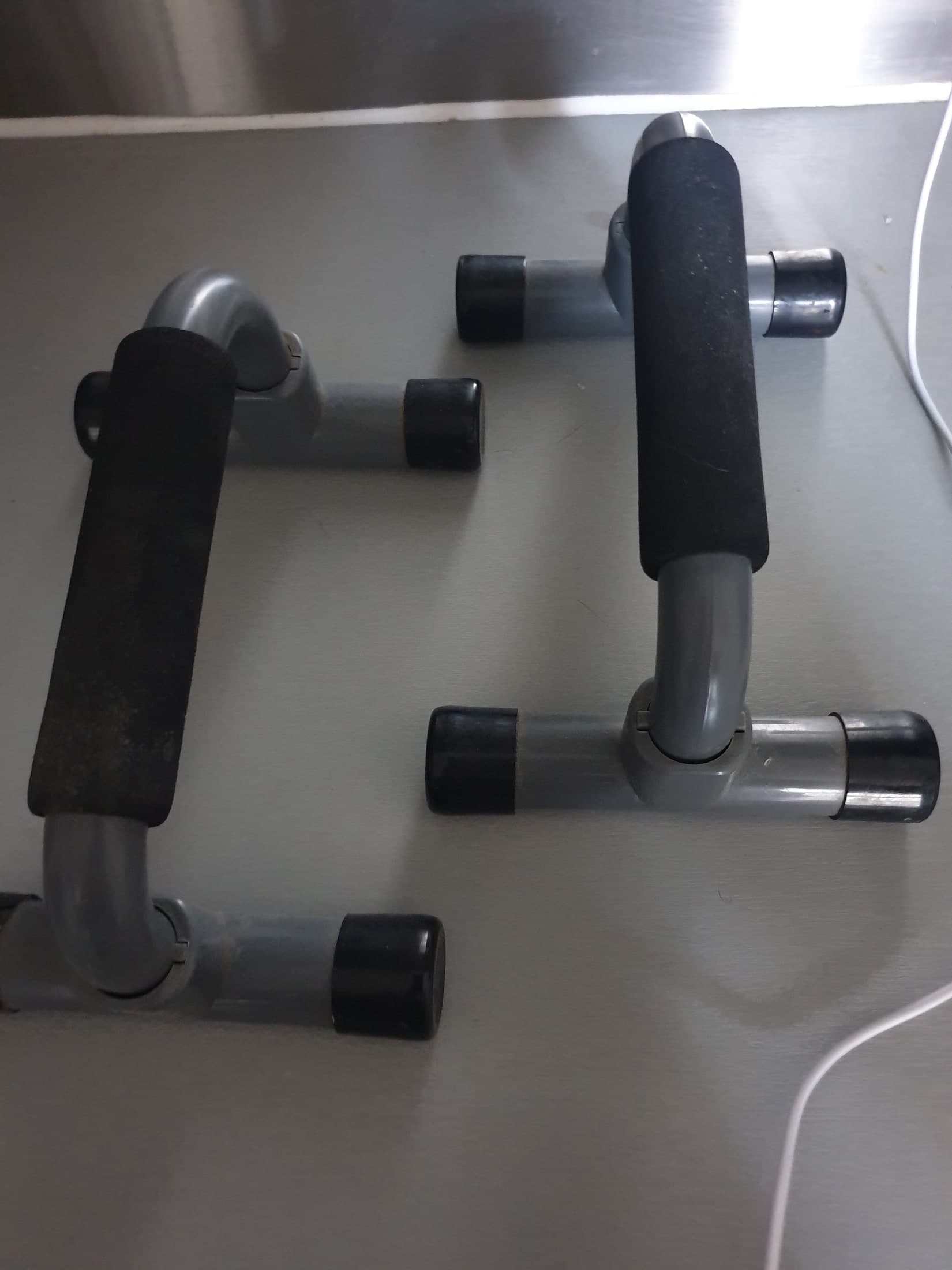 barres pour pompes, 2 poignées . à 89100 sens — 6 €