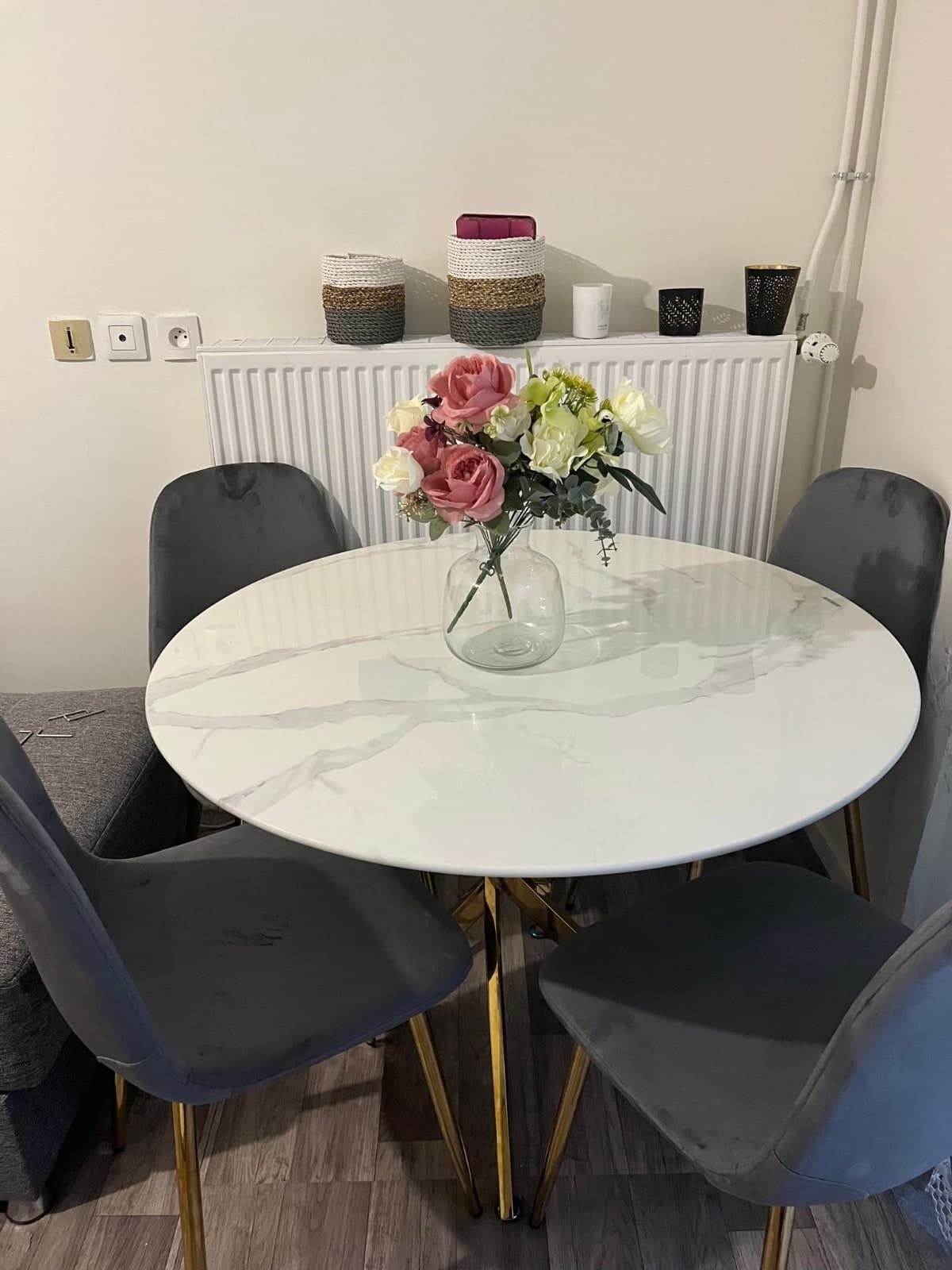 table avec 4 cheises