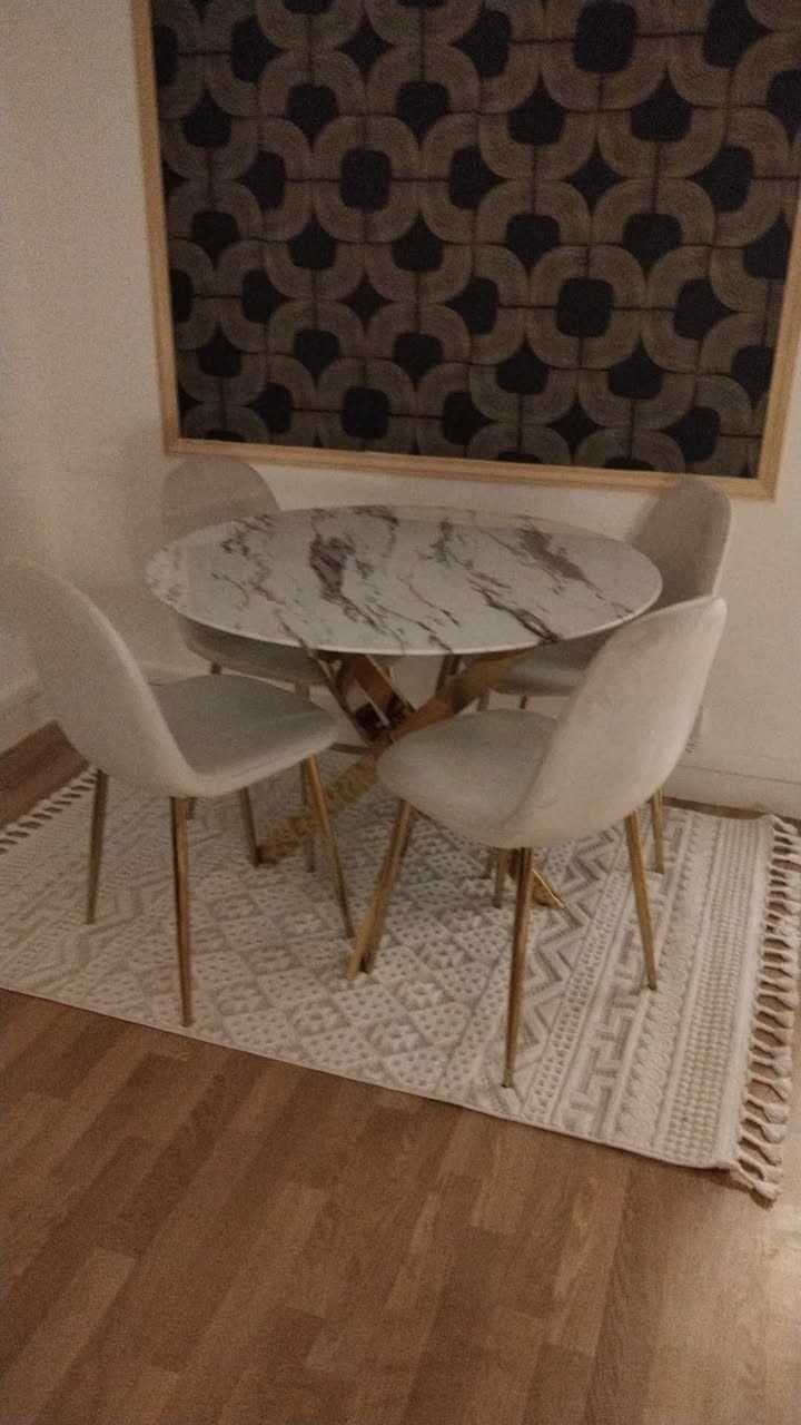 table avec 4 cheises — photo 3