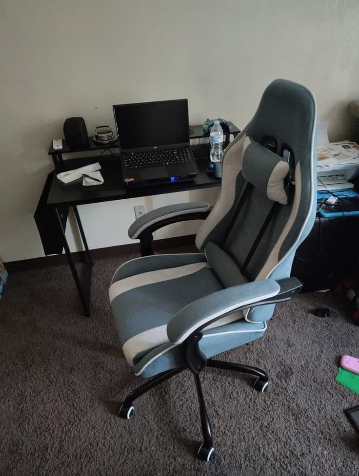 Fauteuil gaming gris et blanc — photo 2