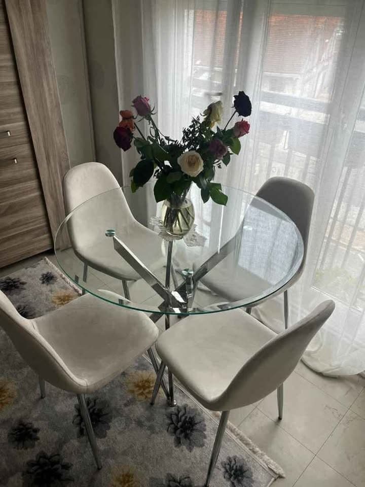 Table a manger ronde avec 4 chaises neuf