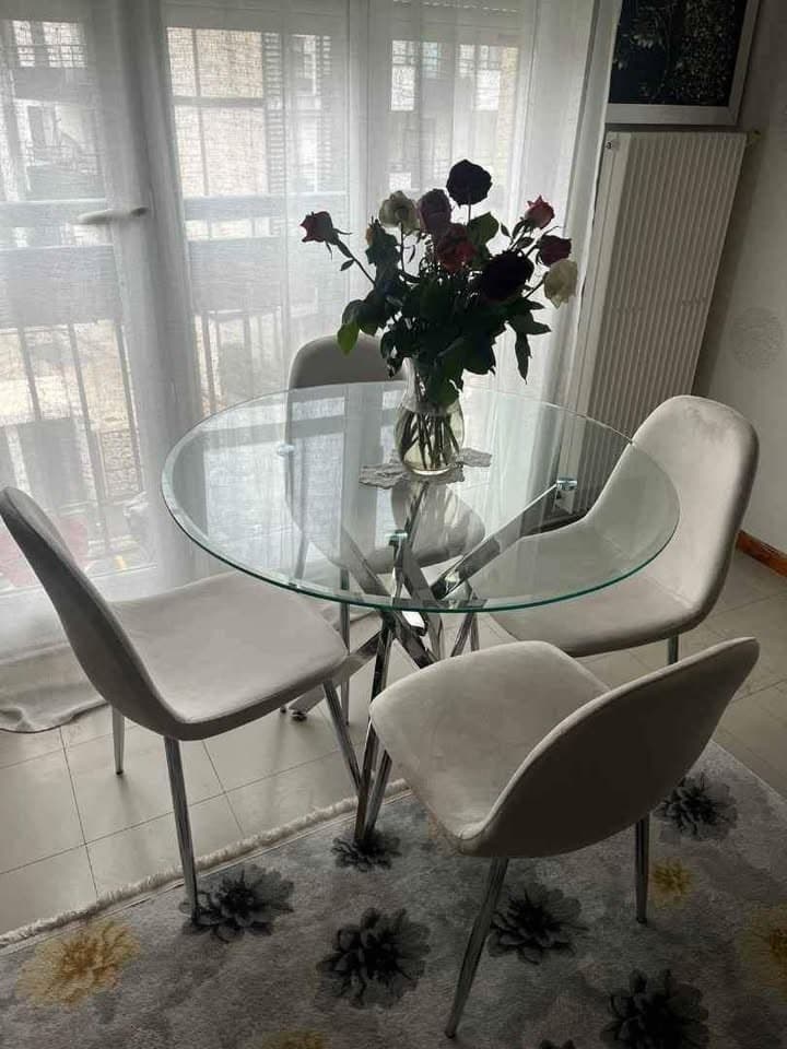 Table a manger ronde avec 4 chaises neuf — photo 2