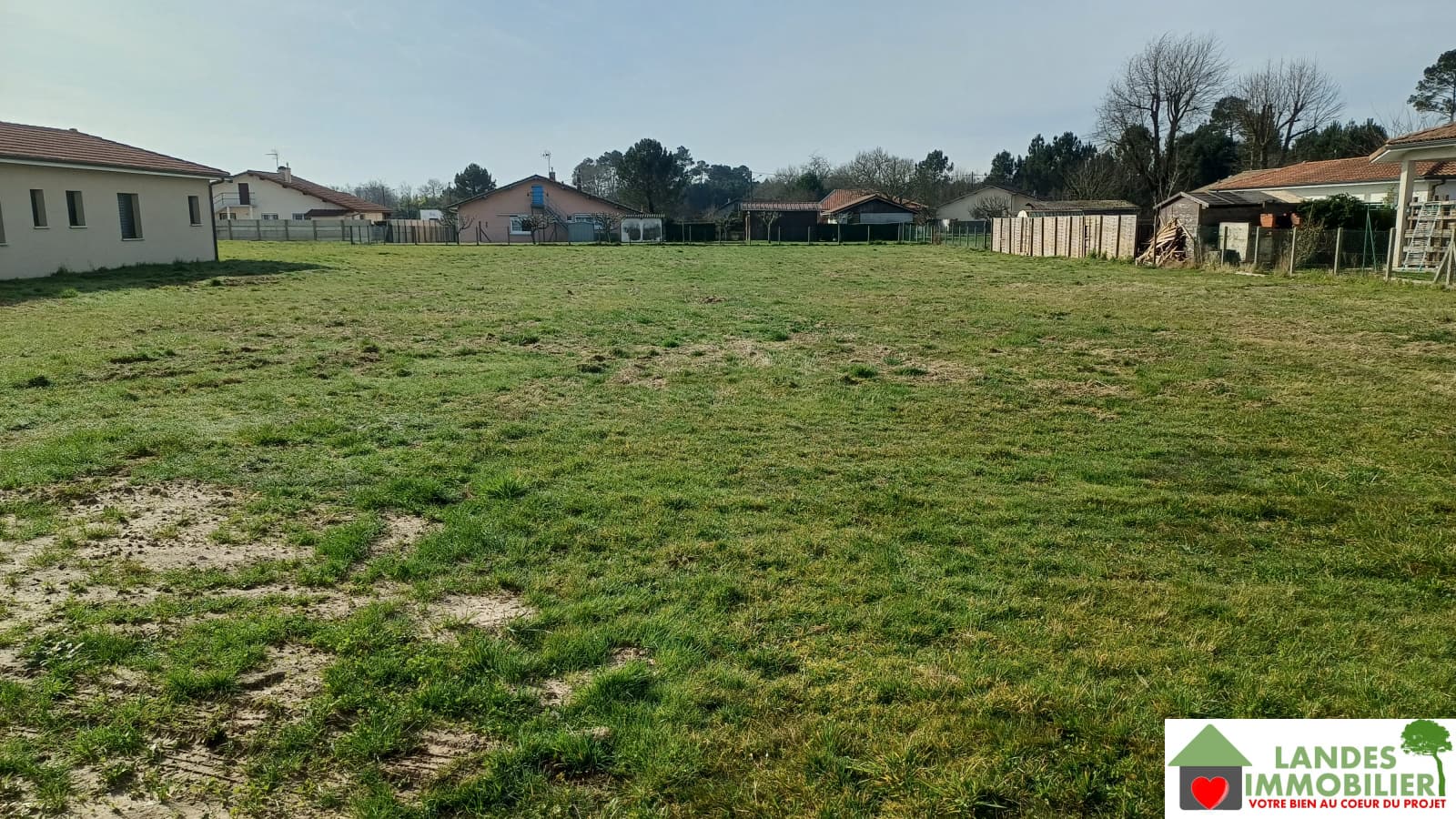 Terrain plat viabilisé constructible 1830 m² divisible en 3 lots — photo 2